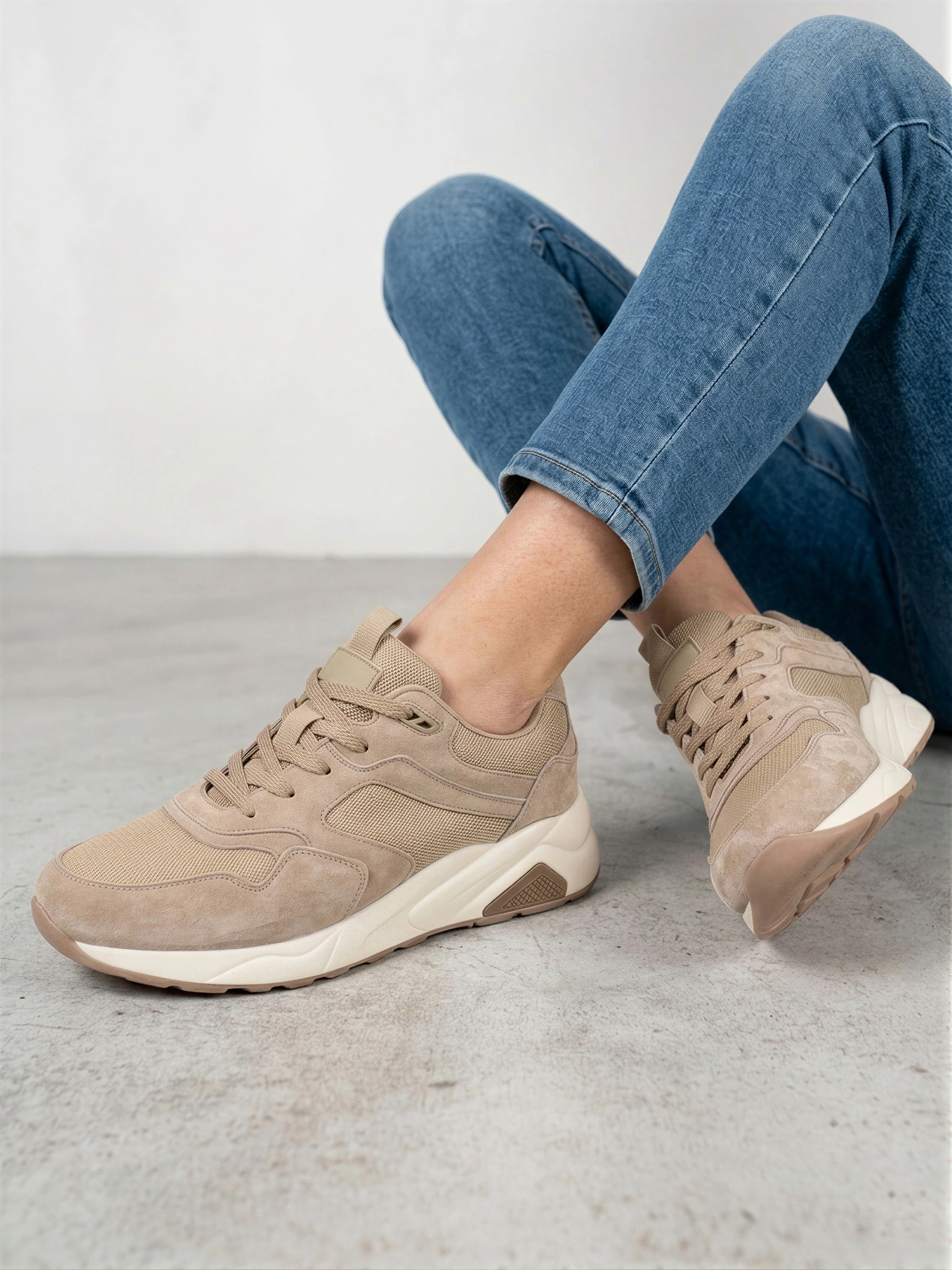 Кроссовки комбинированные бежевого цвета на средней платформе